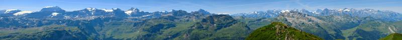 Panorama vom Druesenberg. Viele Gipfel sind zu sehe: von Tödi auf