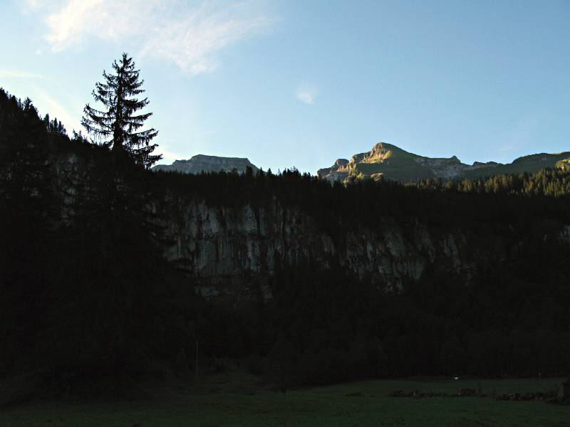 Am Morgen in Weglosen. Links Druesberg, rechts - Forstberg