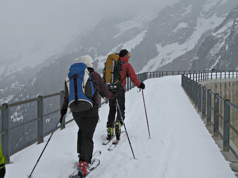 Auf dem Stauseemauer
