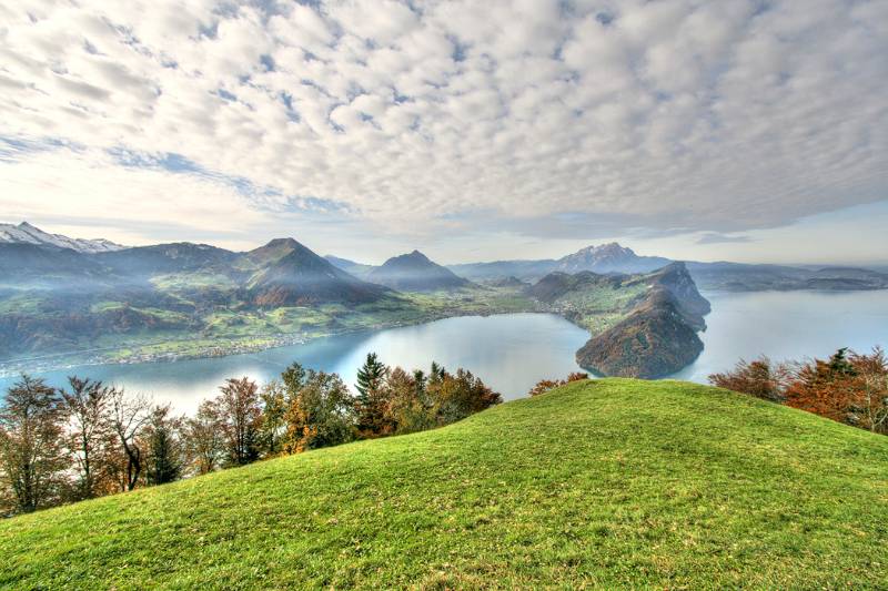 Vierwaldstättersee unter der Decke von schönen Wolken