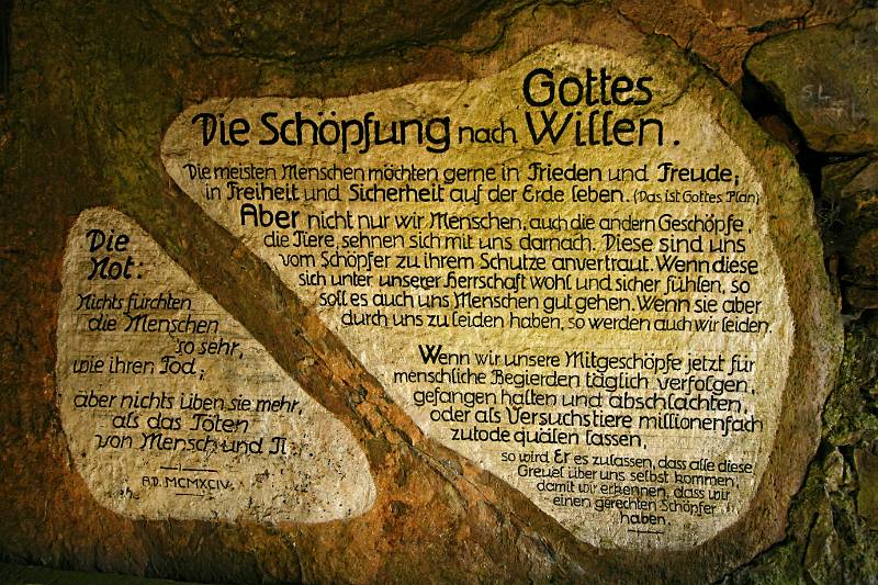Am Rand des Wanderwegs viel Wahrheit im Stein gemeiselt
