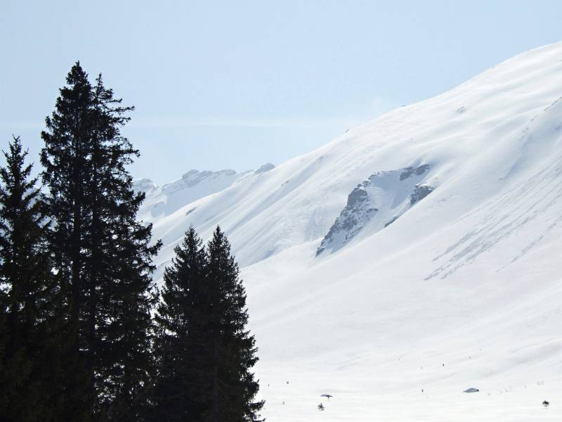 Hinter den Felsen, rechts ist der Aufstiegshang