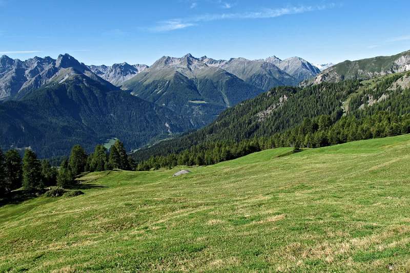 Blick zurück auf die andere Seite des Unterengadiner-Tals entlang dem Aufstiegshang.