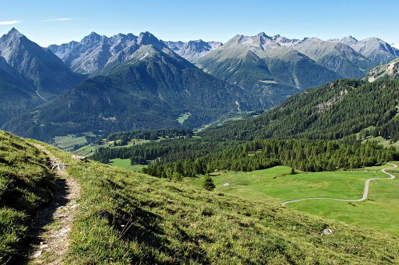 Bequemer Wanderweg führt Schritt für Schritt nach oben
