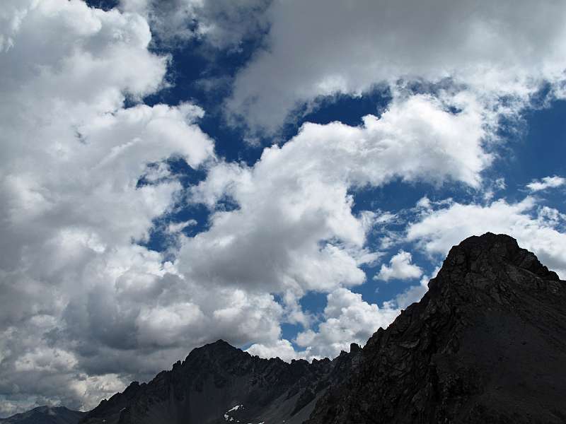 Sehr schöne Wolken und blauer Himmel