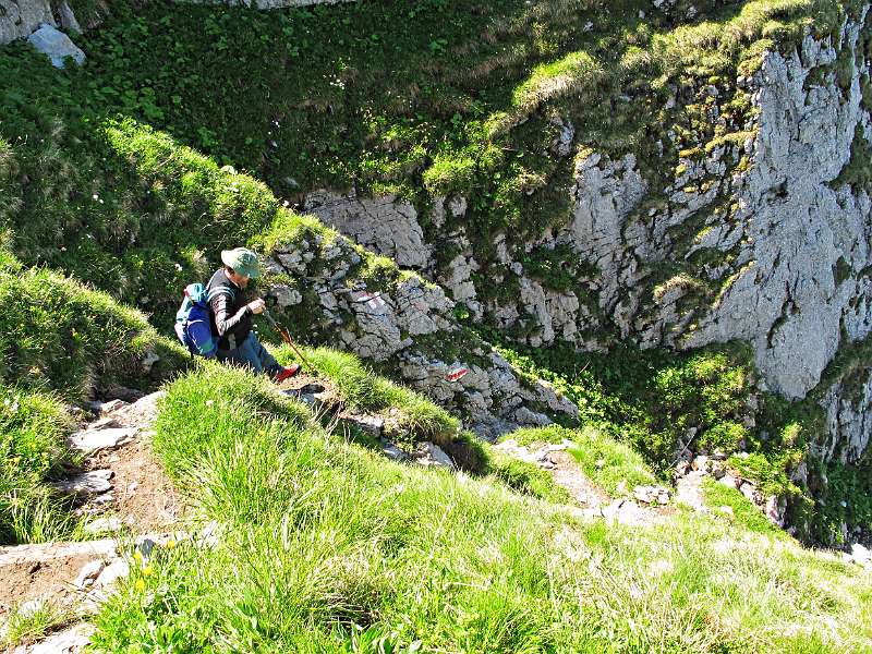 Steiler Wanderweg über Grasshaänge nach unten.
