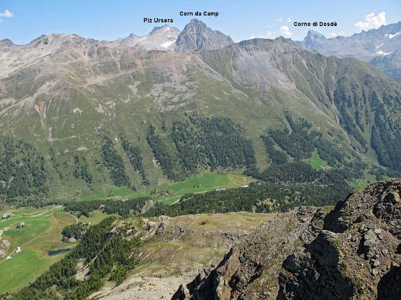 Die andere Seite von Val Poschiavo und die Berge rund um