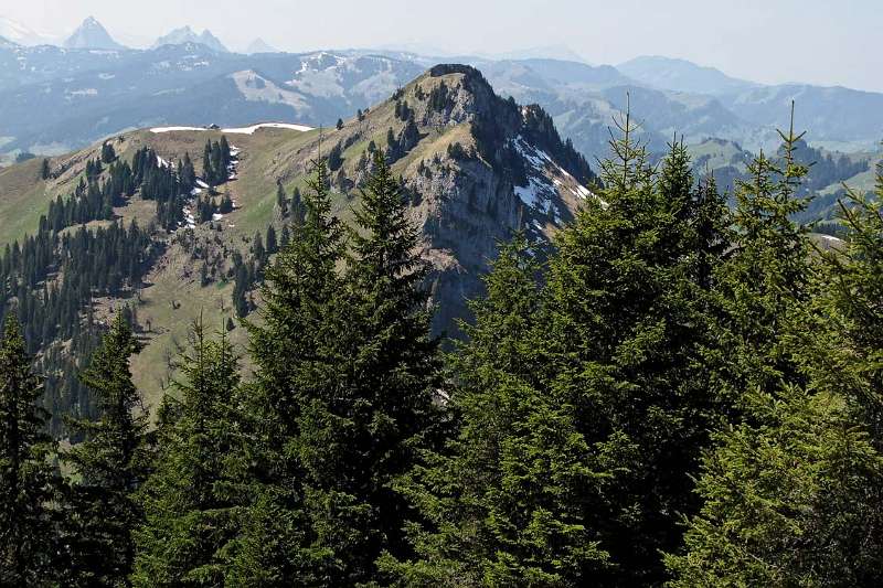 Chli Aubrig und weit im Dunst - die Mythen