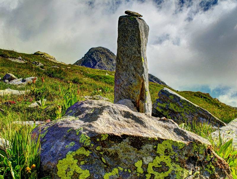 Die Steinmännchen markieren den Wanderweg über Sasso di Paisgion