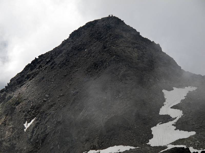 Der Gipfel von Radüner Rothorn mit mächtingen Steinmännchen und Fahnen