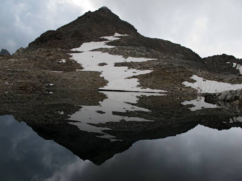 Schwarzsee am Fuss vom Radüner Rothorn und der Gipfel