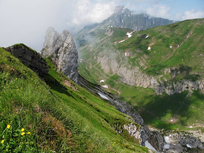 Blick Richtung Mättlistock. Vorne sind die Felsen von Vorgipfel des Dejenstocks