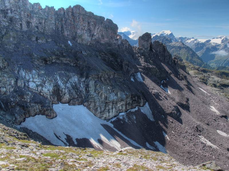 Brüchiger SW-Grat von Gr. Chärpf mit Chärpf Tor