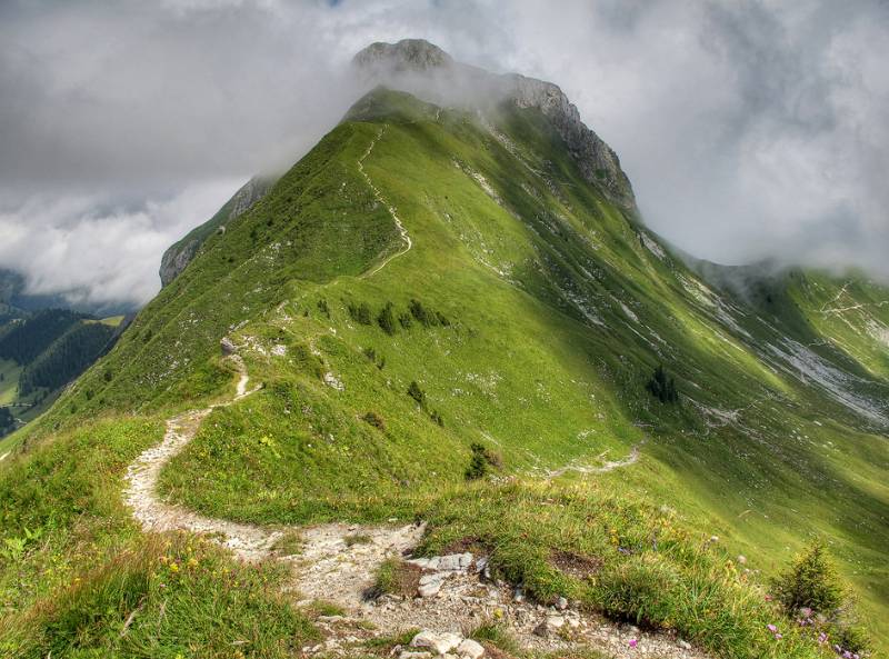 Blich zurück zum SW-Grat von Gantrisch. Die Spitze des Gipfels ragt