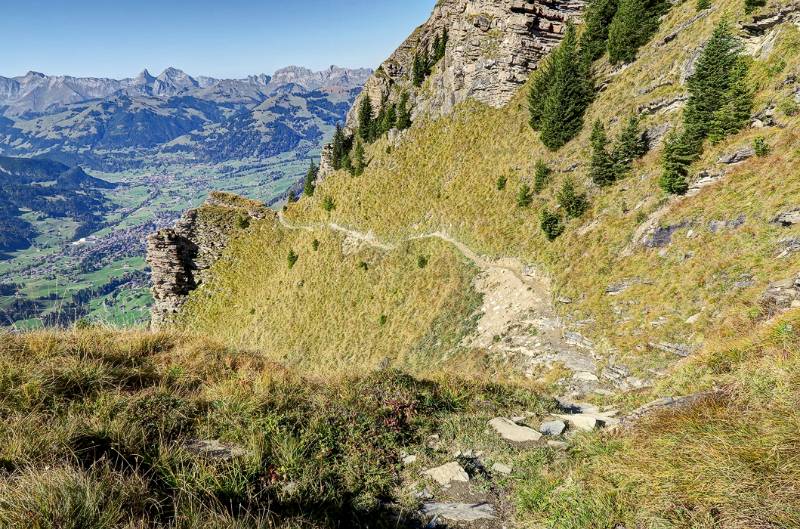 Der Weg in der steilen Flanke des Wasserngrats