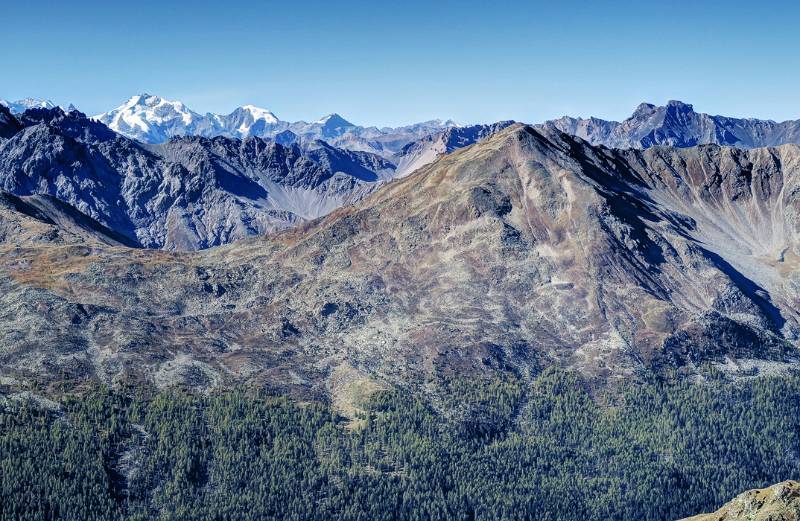 Piz Dora und die weissen Gipfel im Hintergrund - Piz Bernina