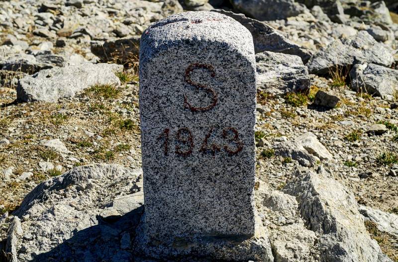 Grenzstein auf dem Piz Terza - Schweizer-Seite