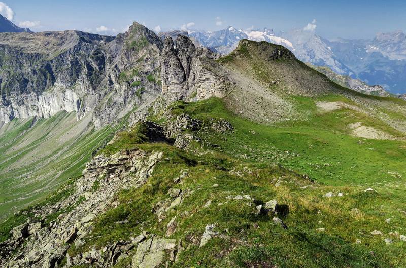 Beim Abstieg geht es zuerst auf dem Grat