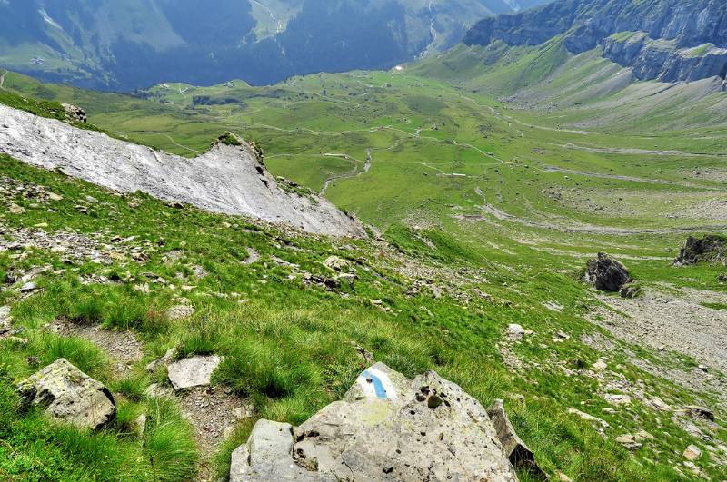 Von Grat führt ziemlich steile Flanke zur Sitlisalp-Ebene