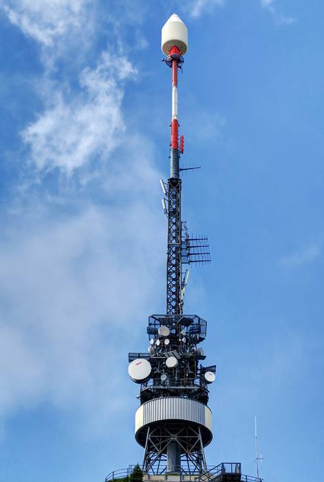 Mächtiger Sendeturm von Swisscom auf dem Hoher Kasten