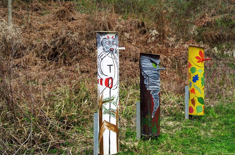Schöne, bunte Waldinformationsstände