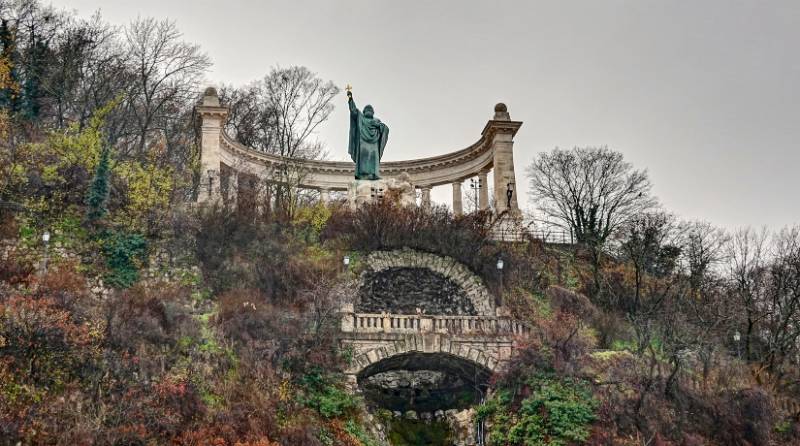 St. Gerard Sagredo Statue (Szent Gellért-szobor)
