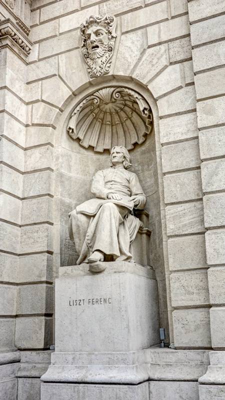 Ferenc Liszt auf dem Operagebäude