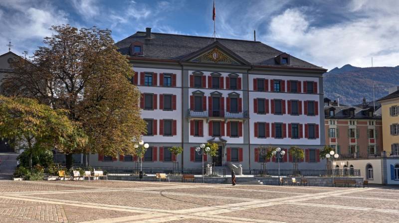 Place de la Planta und das farbige Regierungsgebäude