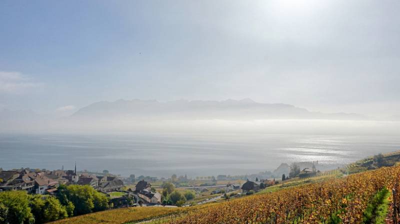 Genfersee und die Konturen der Berge auf der französischen Seite mit