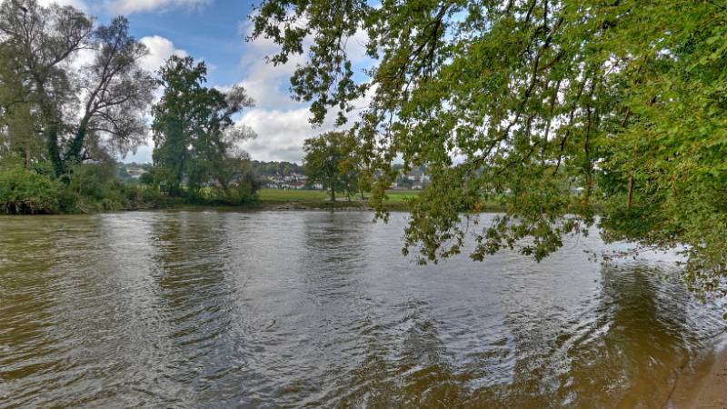 Braunes Wasser nach dem Regen