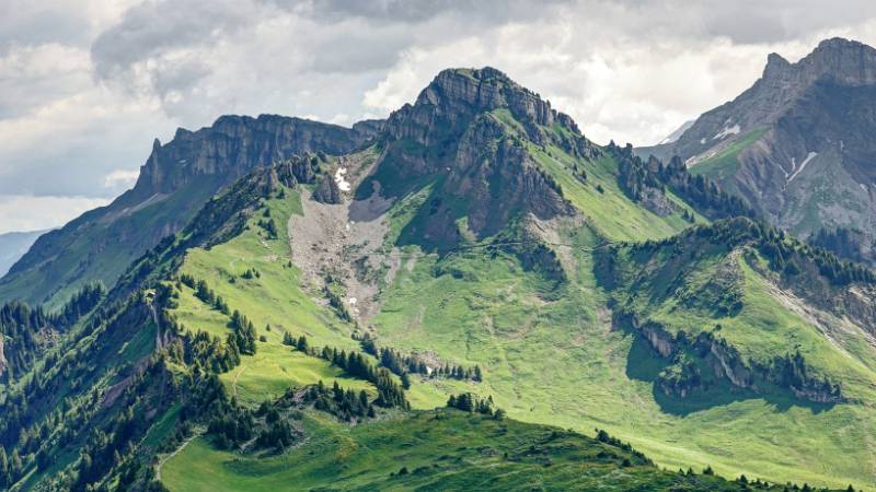 Der Wanderweg von links nach rechts führt zum Faulhorn