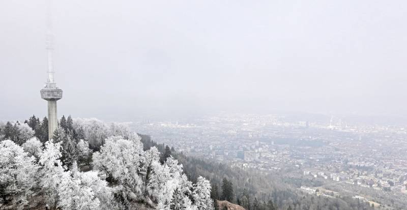 Zürich und der Turm im Nebel
